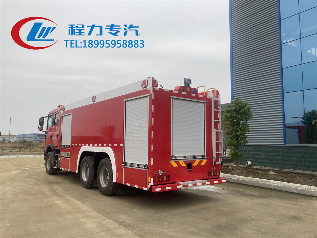 重汽豪沃11吨干粉泡沫消防车