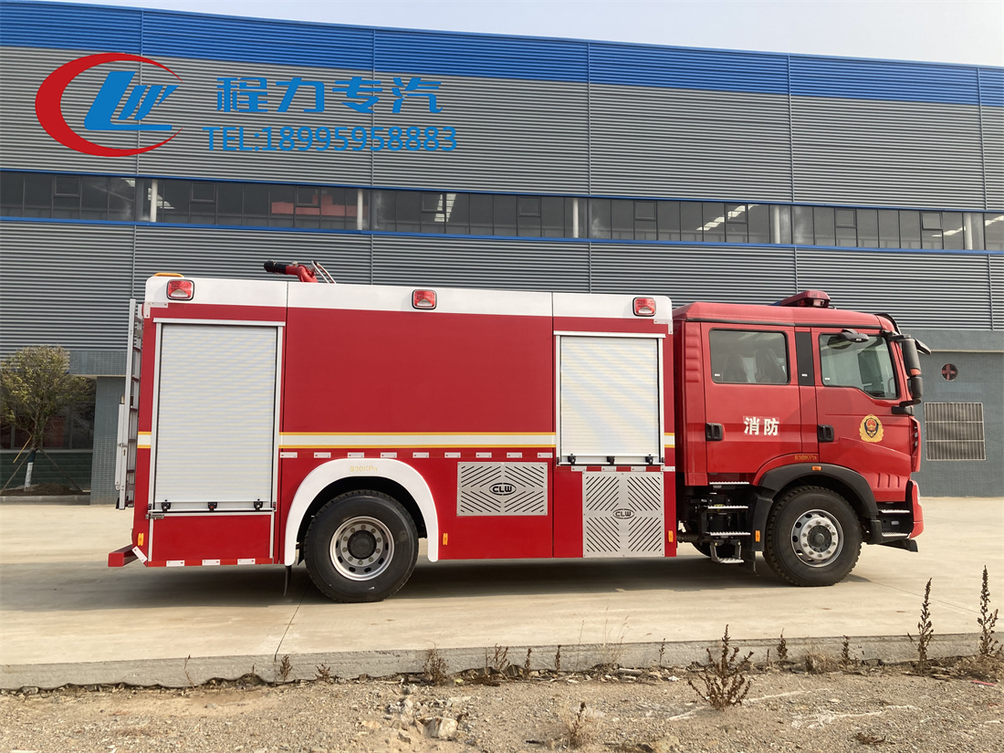 重汽豪沃8吨水罐/泡沫消防车