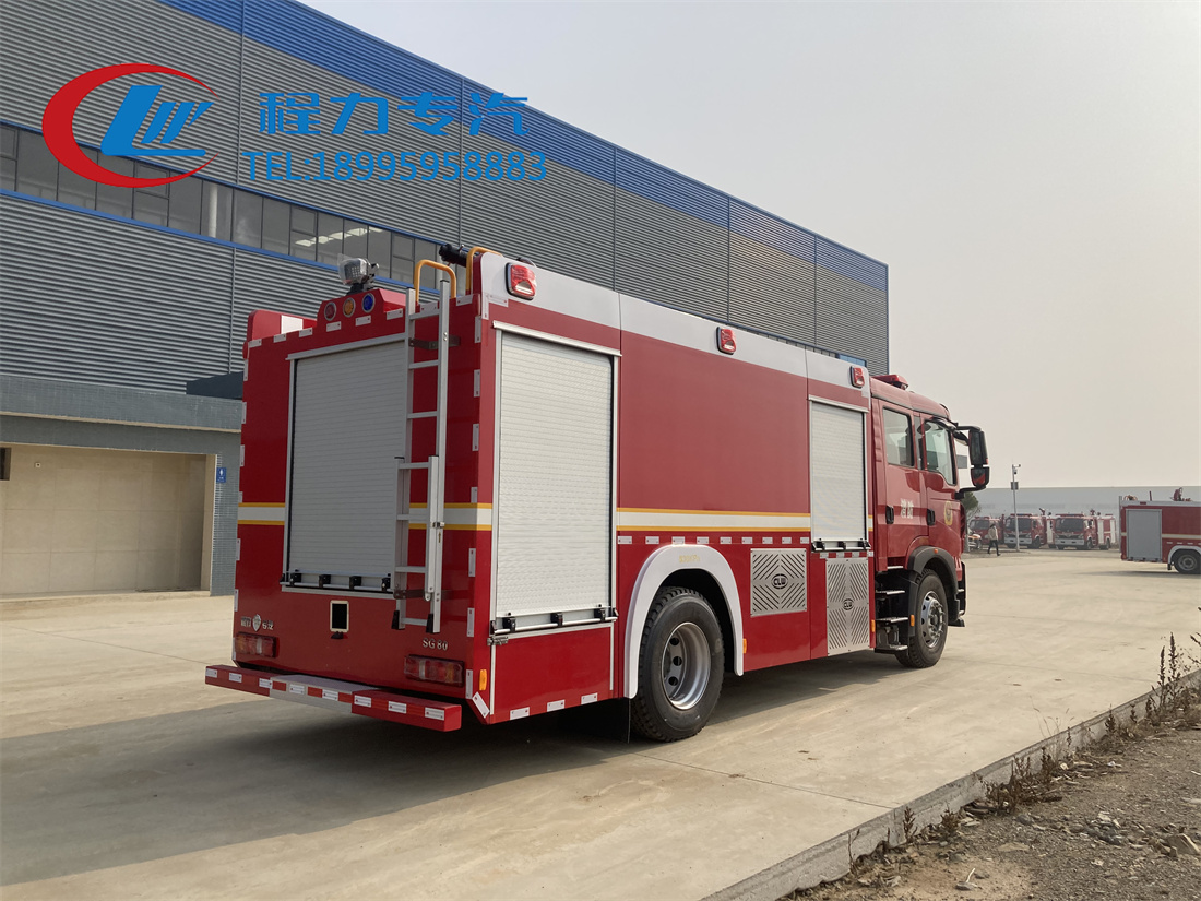 重汽豪沃8吨水罐/泡沫消防车