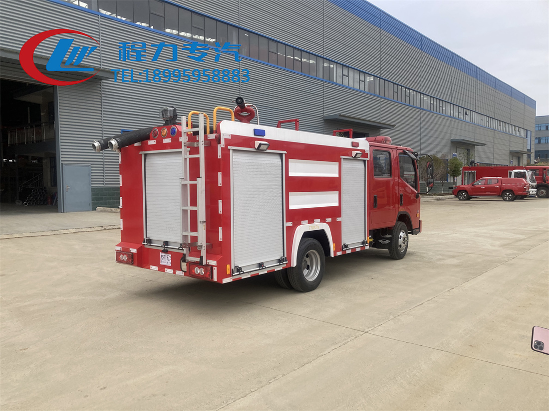 福田2.6吨水罐消防车