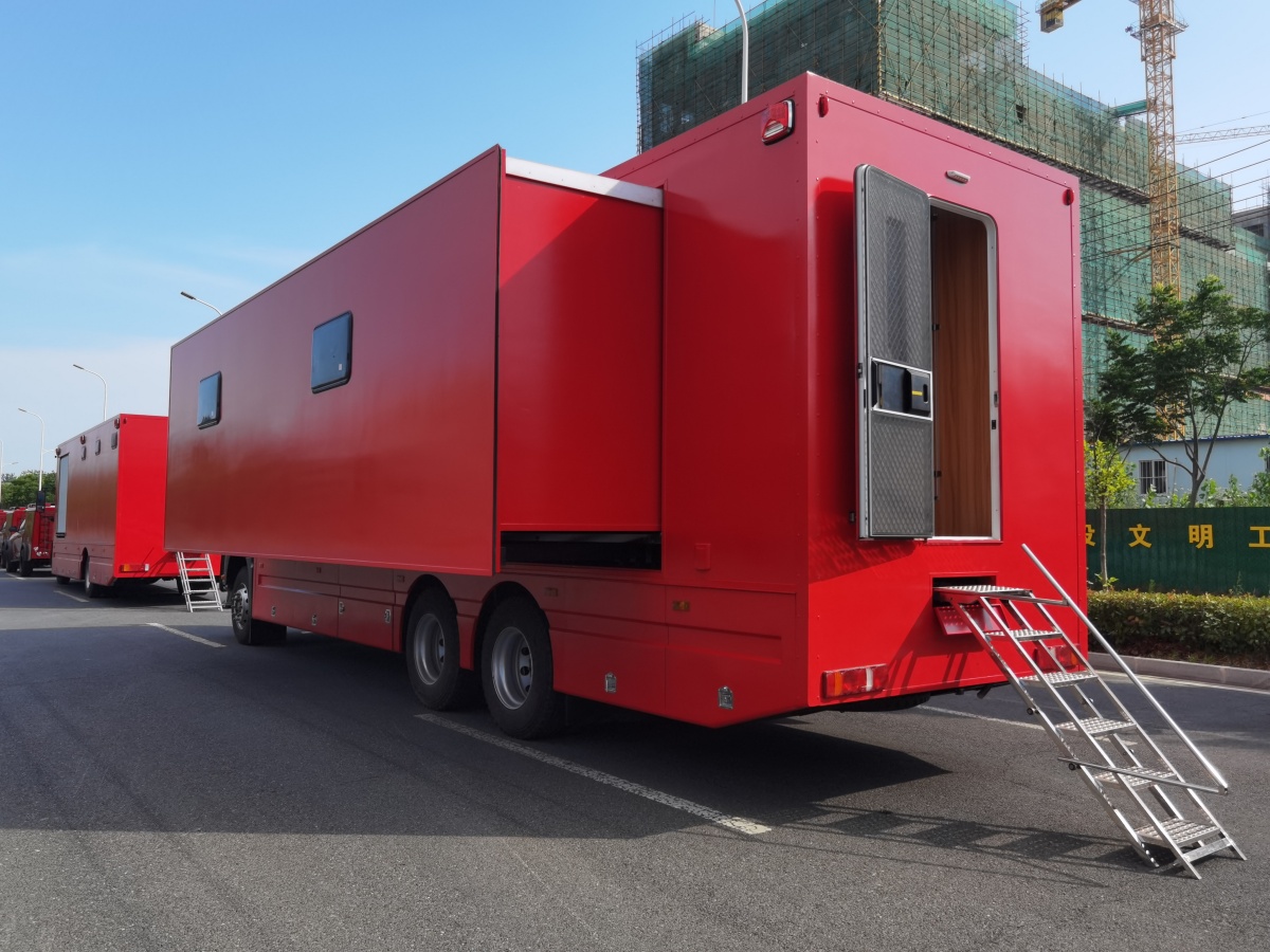 汕德卡宿营车（24人）