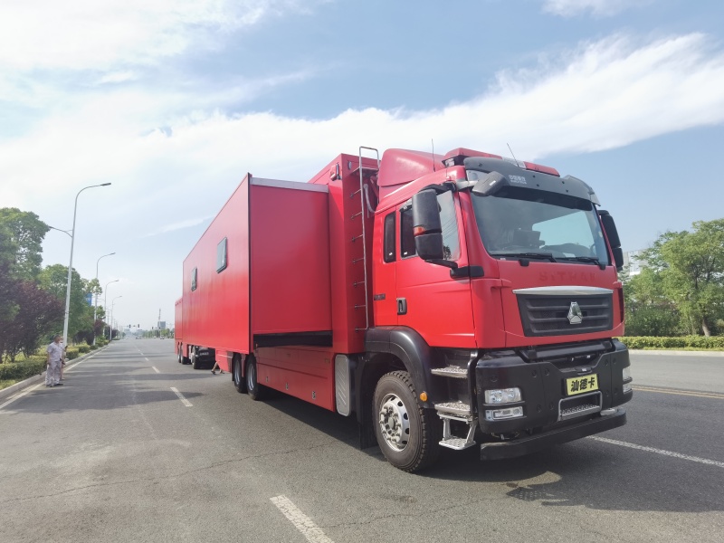 汕德卡宿营车（24人）