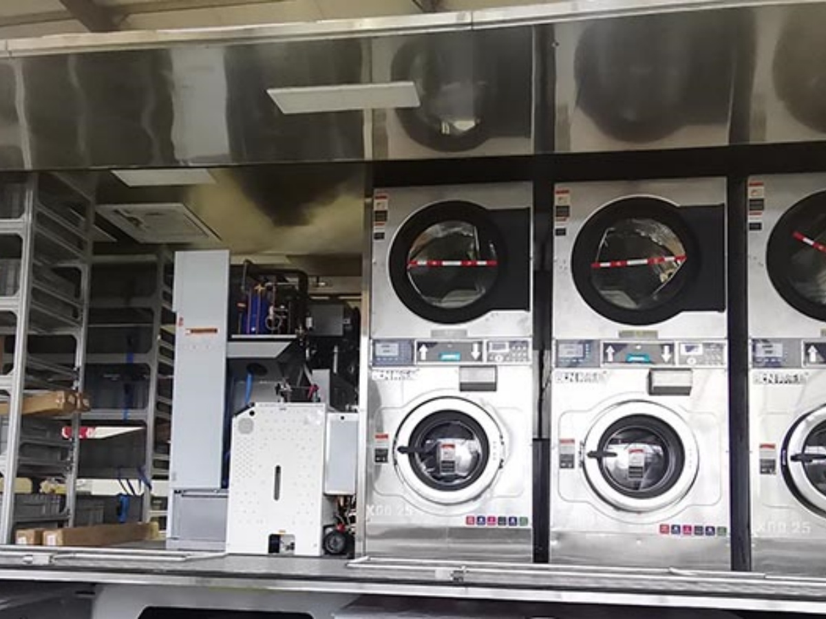 重汽汕德卡被服洗涤车