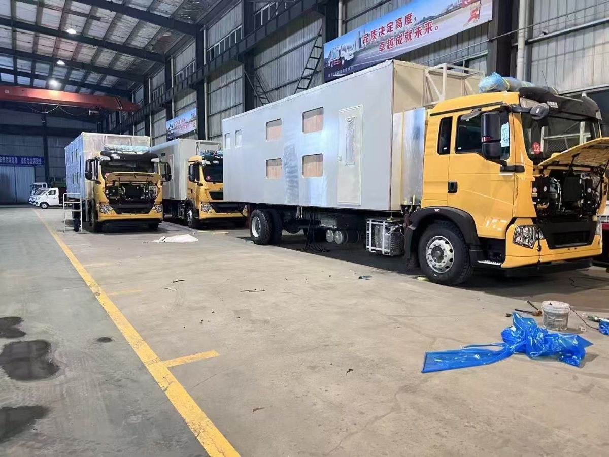 重汽豪沃移动厕所车