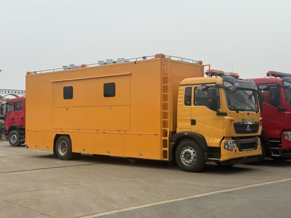 重汽豪沃移动厕所车