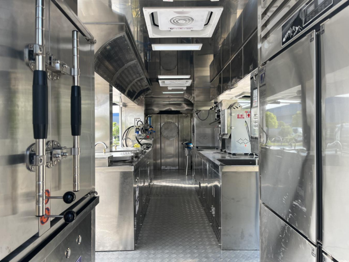 重汽豪沃餐车（200人）