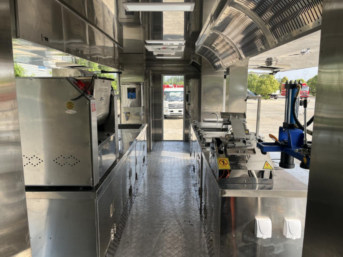 重汽豪沃餐车（200人）