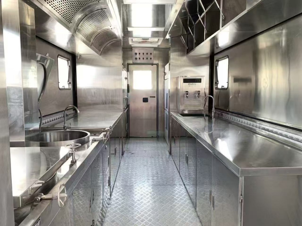 豪沃重汽炊事车（300人）