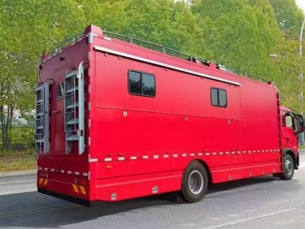 豪沃重汽炊事车（300人）