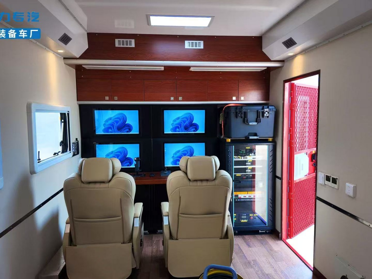 重汽豪沃无人机指挥车