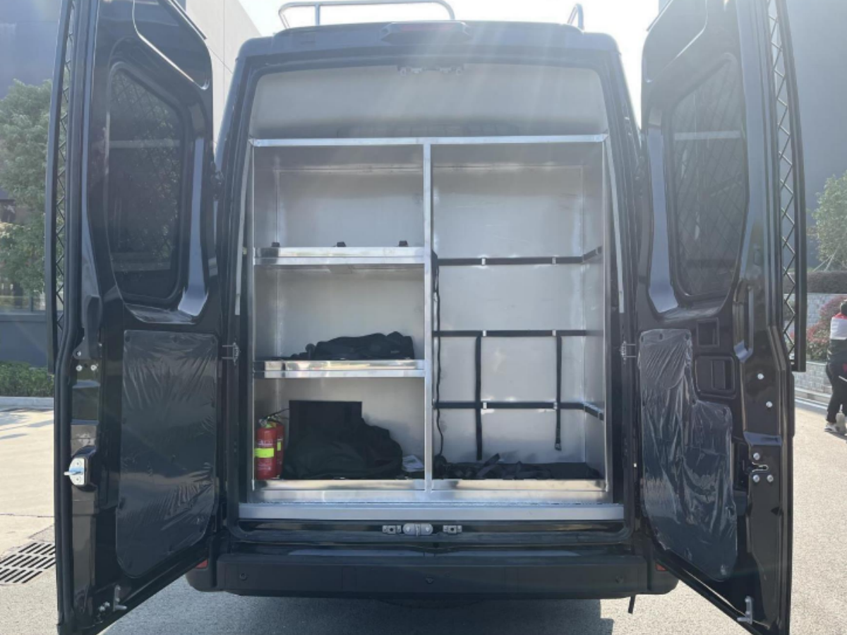 依维柯欧胜运兵车（7人）