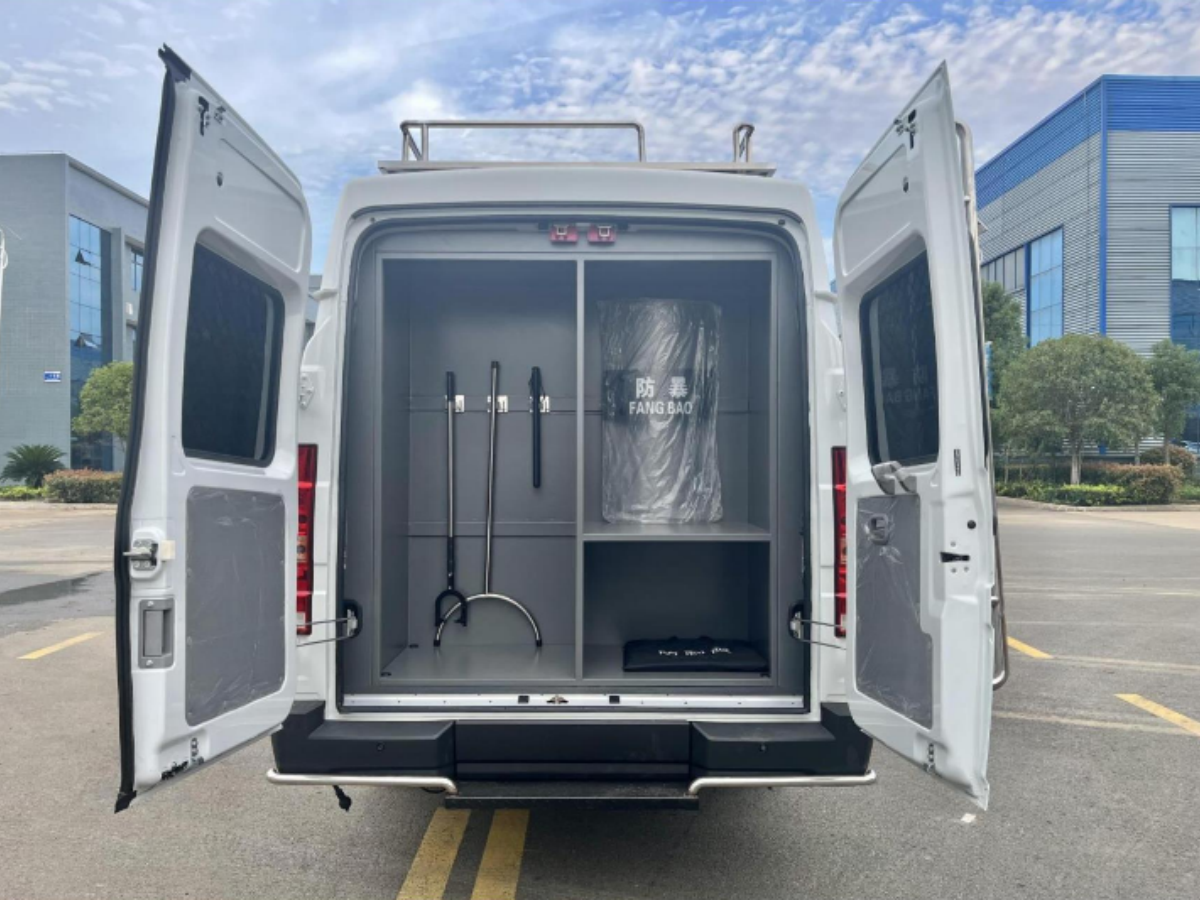 依维柯得意运兵车（10-17人）