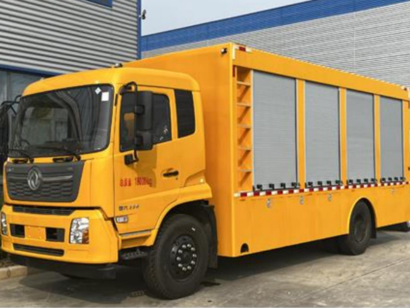 东风天锦装备运输车